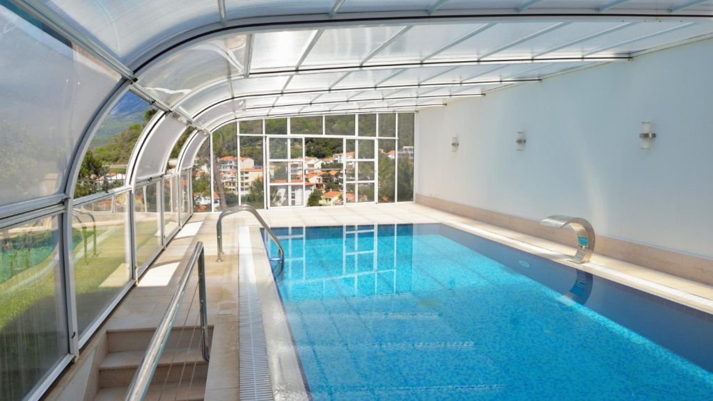 Les atouts d'un abri de piscine haut adossé pour votre maison